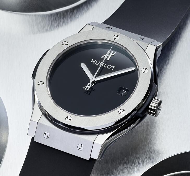 Low-price fake watches offer the best quality with titanium material.